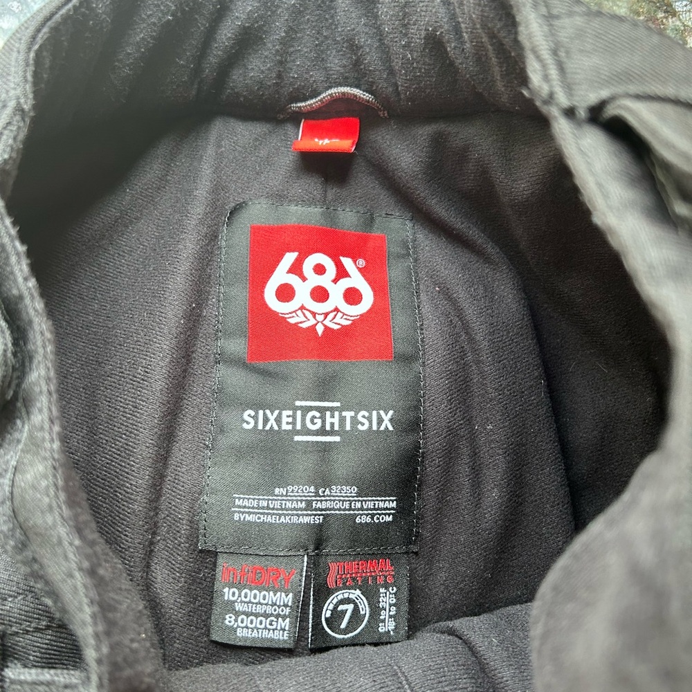 686 Black Snowboard Skiing Pants. Vents and cargo pockets. Waterproof and warm. - Picture 10 of 14